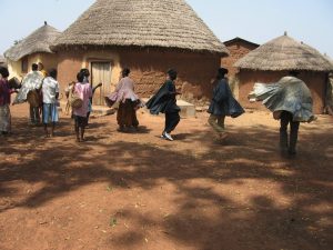 Homestay in Ghana; meeleven met een gastgezin en meedoen met de dagelijkse activiteiten zoals traditionele dansen! Homestay in Ghana; meeleven met een gastgezin en meedoen met de dagelijkse activiteiten zoals traditionele dansen!