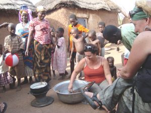 Workshops afrika, meedoen met dagelijkse activiteiten van de mensen in het dorp in Ghana, west Afrika. Workshops afrika, meedoen met dagelijkse activiteiten van de mensen in het dorp in Ghana, west Afrika.