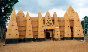 rondreizen vrijwilligerswerk; een traditionele moskee bezoeken tijdens het rondreizen na je vrijwilligerswerk of stage in Afrika