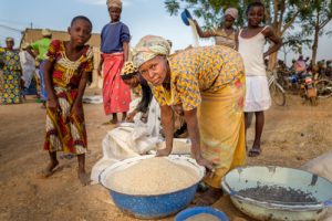 Vrouwen bereiden voedsel in Noord-Ghana