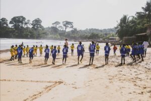 Activiteit op het strand van Busua